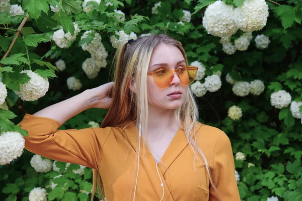 Retrato Una Adolescente Gafas Naranjas Sobre Fondo Hortensia — Foto de Stock