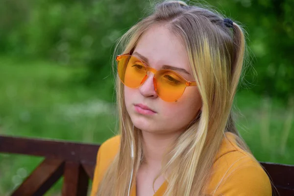 Porträt Eines Traurigen Teenagers Mit Orangefarbener Brille — Stockfoto