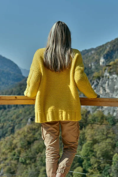 Uma Menina Com Cabelo Loiro Fica Varanda Olha Para Montanhas — Fotografia de Stock