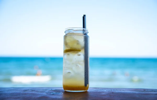 Pot Limonade Dans Lequel Flottent Citron Glace Avec Deux Tubes — Photo