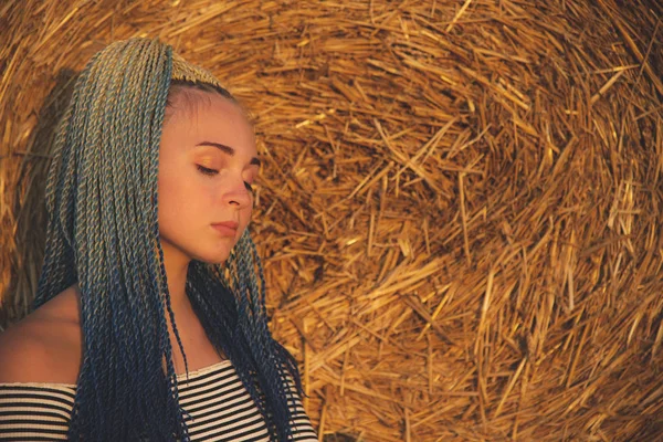 Retrato de una chica con coletas senegalesas — Foto de Stock