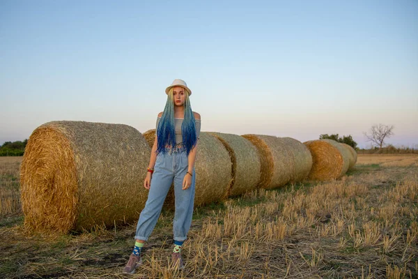 Una bella ragazza con le trecce senegalesi e un cappello bianco — Foto Stock