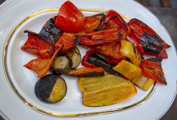 Verduras al horno, pimientos, berenjena, calabaza, en bandeja blanca — Foto de Stock