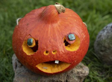 Oyma gözleri, burun ve ağız ile Turuncu Halloween kabak