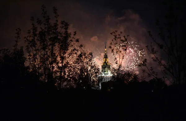 Een lichte plek van licht en flitsen van vuurwerk tegen de donkere hemel — Stockfoto