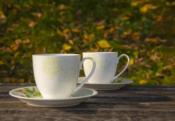 Two cups of tea stand on a wooden surface — Stock Photo, Image