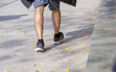 Erkekler atletik bacaklar yolda yürüyüş