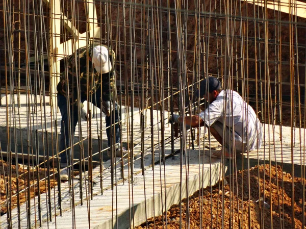 Vakfın güçlendirilmesi ve yeraltı otopark duvarlarının inşası — Stok fotoğraf