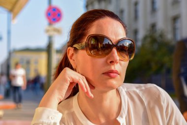 Güneş gözlüğü ile bir kadının büyük portresi