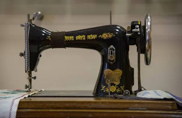 Antique sewing machine .Napkin lies on a needle. — Stock Photo, Image