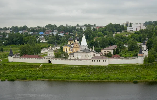 Photo of the monastery, taken from the opposite Bank of the river. — Stock Photo, Image