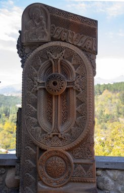 Khachkar Ermeni mimari anıtlarının bir türüdür, haçın oyulmuş bir görüntüsü olan taş bir çeliktir.. 