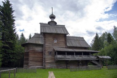 Ormanda büyük bir balkonu olan ahşap kilise.