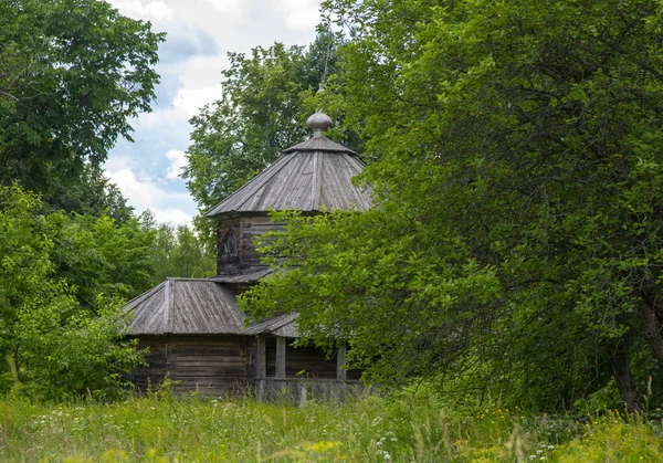 Una piccola chiesa di legno circondata da alberi . — Foto Stock