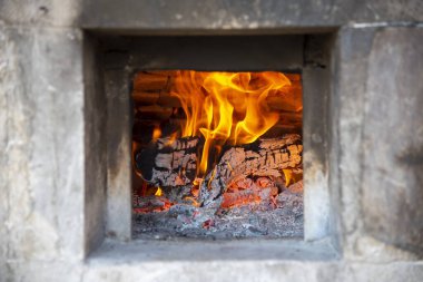 Şöminenin içinde ateş yakan şömine.. 