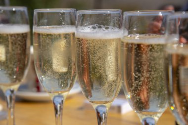 Birkaç kadeh şampanya üst üste konur..