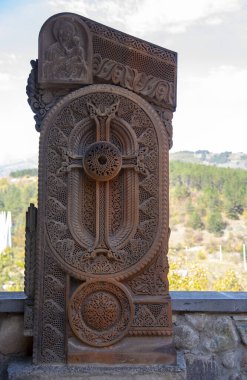 Khachkar Ermeni mimari anıtlarının bir türüdür, haçın oyulmuş bir görüntüsü olan taş bir çeliktir.. 