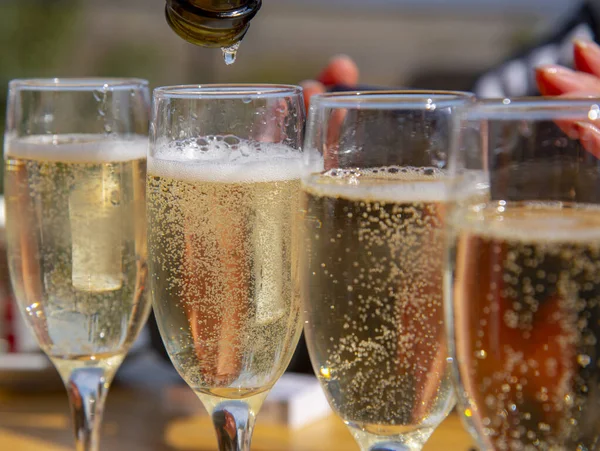 Varias copas de champán se colocan en una fila . — Foto de Stock