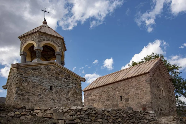 푸른 구름낀 하늘 배경에 종 탑 이 있는 아르메니아 교회. — 스톡 사진
