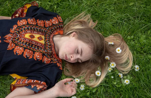 Een Blond Meisje Een Etnische Jurk Slaapt Een Open Plek — Stockfoto