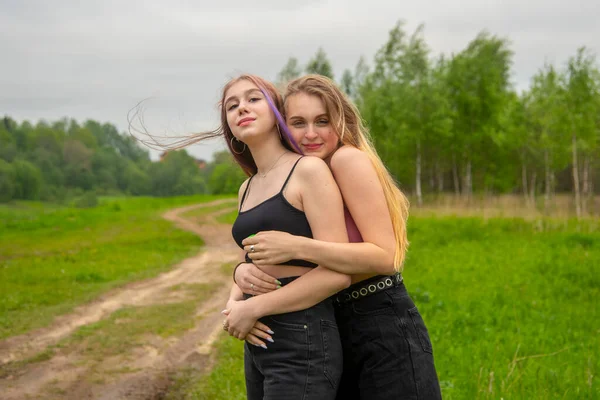 Duas Adolescentes Com Cabelo Comprido Numa Caminhada Abraçam Conceito Amizade — Fotografia de Stock