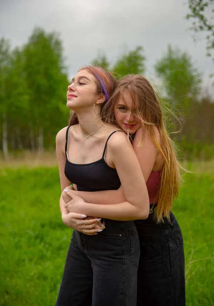 Две Девочки Подростки Длинными Волосами Прогулке Обнимают Друг Друга Концепция — стоковое фото
