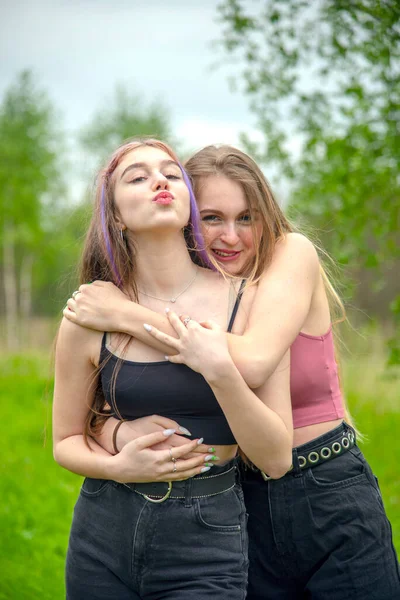 Duas Adolescentes Com Cabelo Comprido Numa Caminhada Abraçam Conceito Amizade — Fotografia de Stock