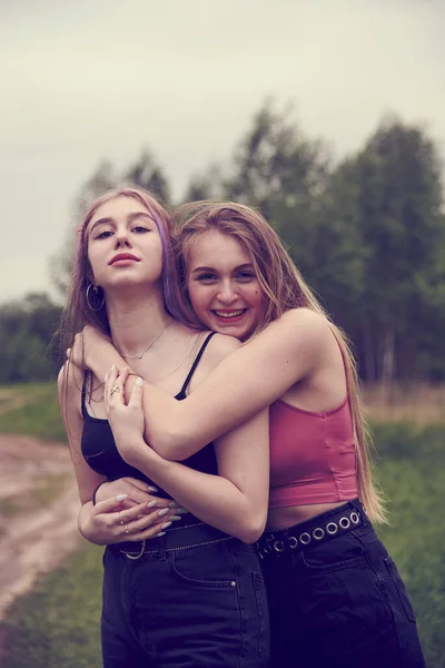 Foto Vertical Matizada Duas Meninas Adolescentes Com Cabelos Longos Meninas — Fotografia de Stock