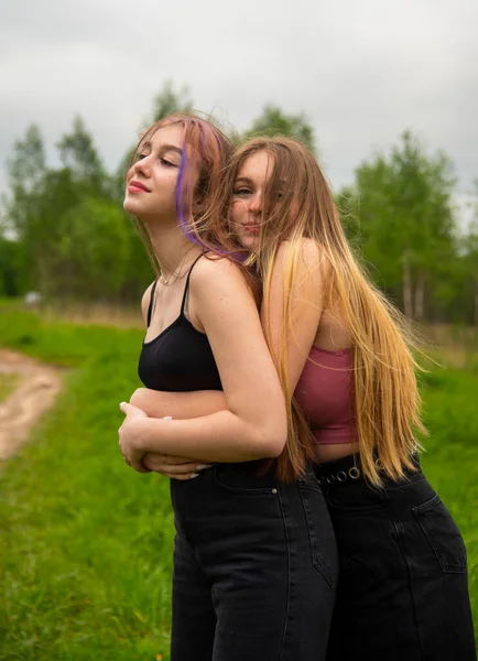 Duas Adolescentes Com Cabelo Comprido Numa Caminhada Abraçam Conceito Amizade — Fotografia de Stock