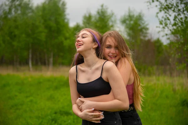 Dwie Nastolatki Długimi Włosami Spacerze Przytulają Się Koncepcja Przyjaźni Związków — Zdjęcie stockowe