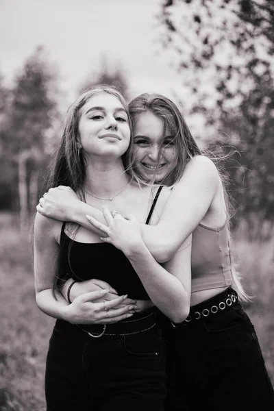 Dvě Puberťačky Dlouhými Vlasy Procházce Objímají Koncept Přátelství Vztahů Stejného — Stock fotografie