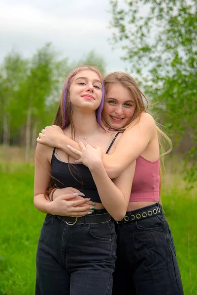 Duas Adolescentes Com Cabelo Comprido Numa Caminhada Abraçam Conceito Amizade — Fotografia de Stock