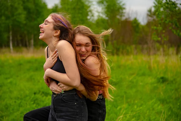Uzun Saçlı Iki Genç Kız Birbirlerine Sarılıyorlar Arkadaşlık Kavramı — Stok fotoğraf
