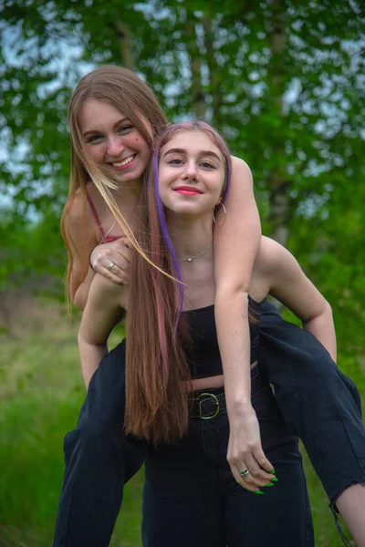 Duas Meninas Com Cabelos Longos Uma Caminhada Uma Rapariga Carrega — Fotografia de Stock