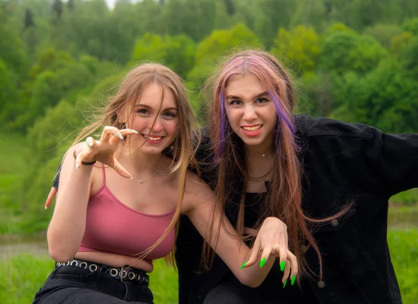 Dos chicas adolescentes hacen caras en la cámara — Foto de Stock