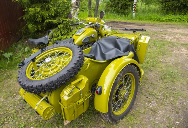 Restauriertes Grünes Retro Motorrad Mit Beiwagen Vor Dem Hintergrund Der — Stockfoto