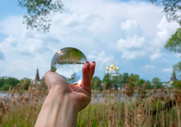 Bola Vidrio Yace Palma Mujer Pelota Refleja Monasterio Naturaleza — Foto de Stock