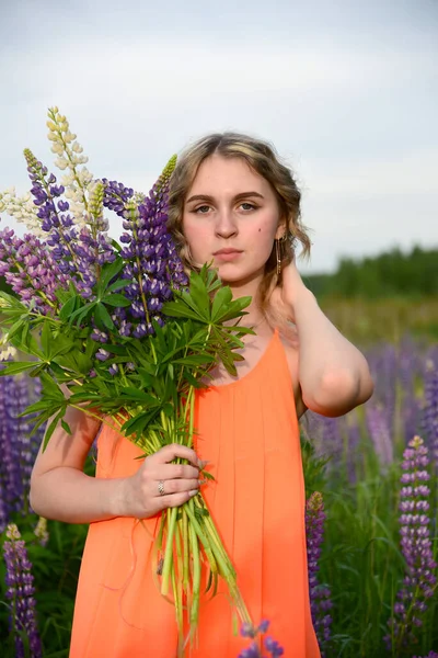 Uma Menina Loira Encantadora Com Cabelo Ondulado Longo Vestido Laranja — Fotografia de Stock