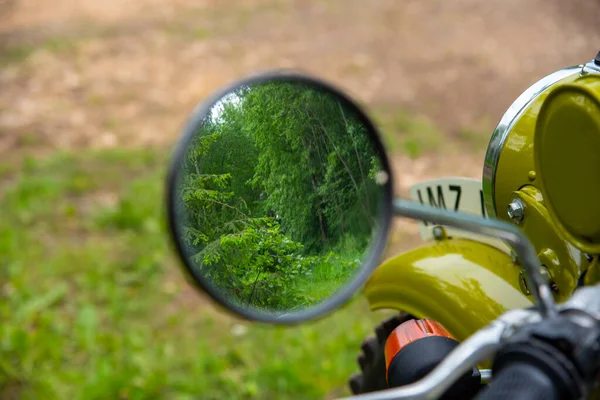 Der Grüne Wald Spiegelt Sich Einem Runden Motorradspiegel — Stockfoto