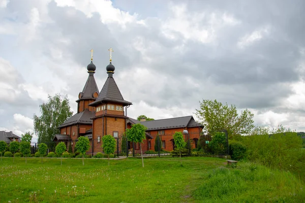 Elegant Träkyrka Grön Äng Mot Mörk Molnig Himmel Sommarlandskap — Stockfoto