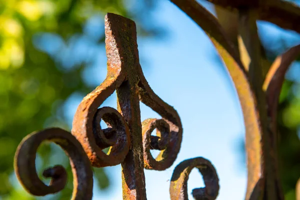 Fragment Metal Fence Rusted Time Blurred Background — Stock Photo, Image