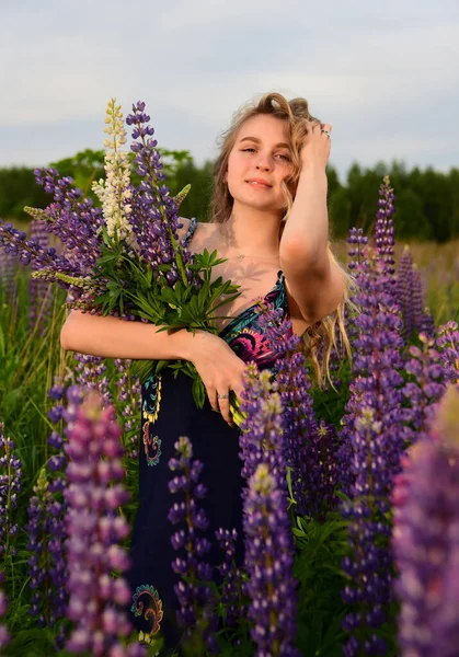 Uma Garota Loira Encantadora Com Longos Cabelos Ondulados Posa Campo — Fotografia de Stock