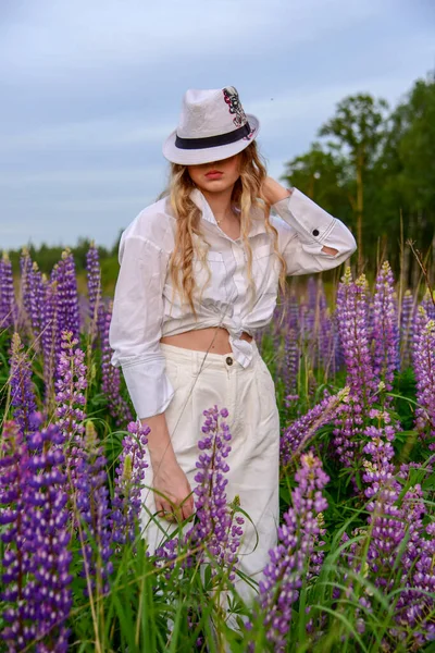 Una Ragazza Abiti Bianchi Cappello Con Lunghi Capelli Biondi Posa — Foto Stock