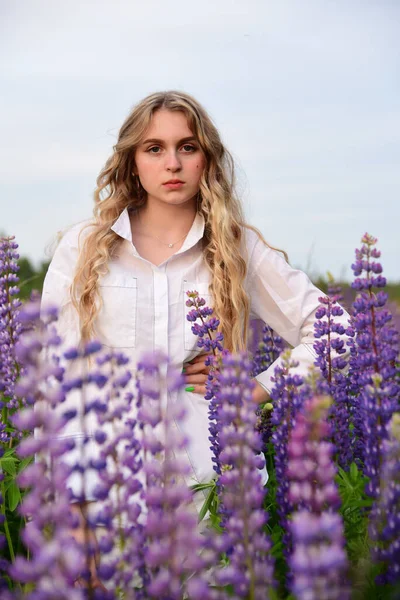 Ein Mädchen Weißen Kleidern Und Hut Mit Langen Blonden Haaren — Stockfoto