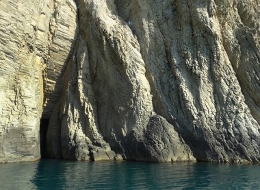 Sakin deniz suyundan yükselen görkemli kayalar.