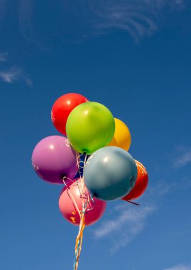 Rus Mutlu Yıllar yazılı parlak balonlar. .