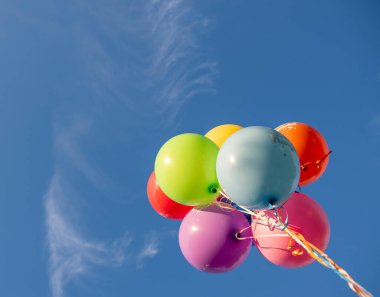 Rus Mutlu Yıllar yazılı parlak balonlar. .