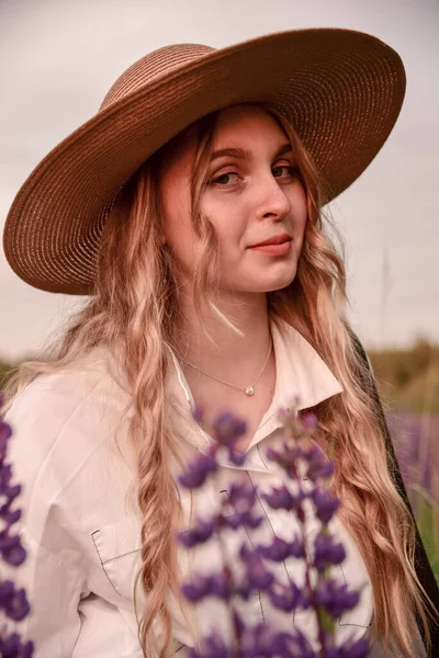 Grande retrato de uma menina loira encantadora em um chapéu e camisa branca  . — Fotografia de Stock