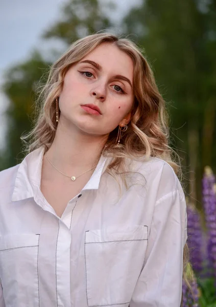 Uma Menina Com Cabelo Loiro Longo Uma Camisa Branca Posa — Fotografia de Stock