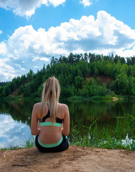 Uma Menina Com Longos Cabelos Loiros Top Esportes Senta Lago — Fotografia de Stock